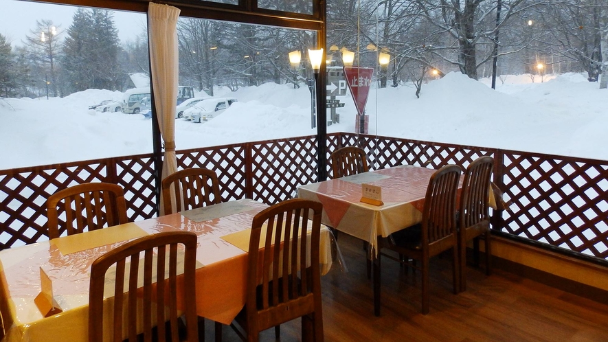 *レストラン/大きな窓がある開放的なレストラン。季節折々の風景をお楽しみ頂けます。