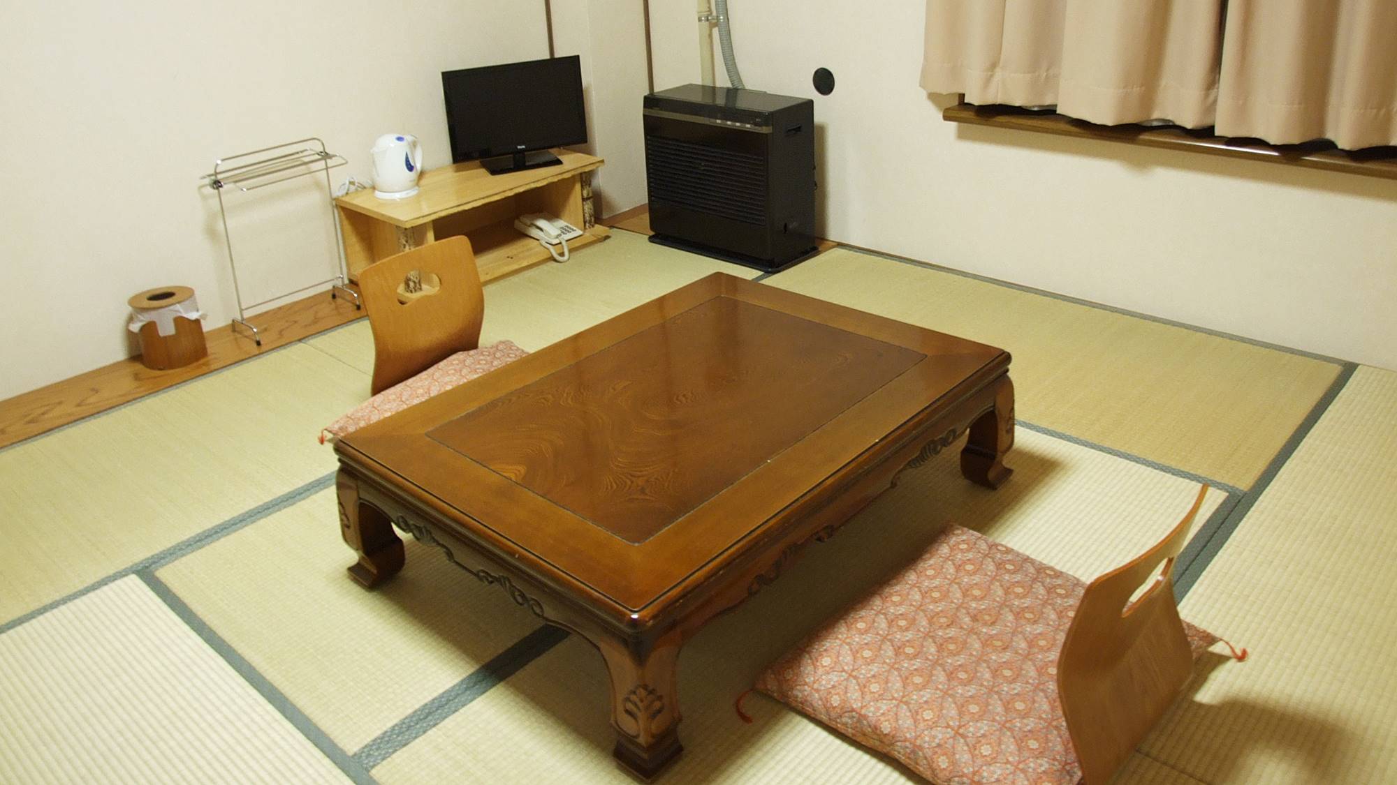 *客室一例/10畳のお部屋は、小さなお子様が転んでも安心♪