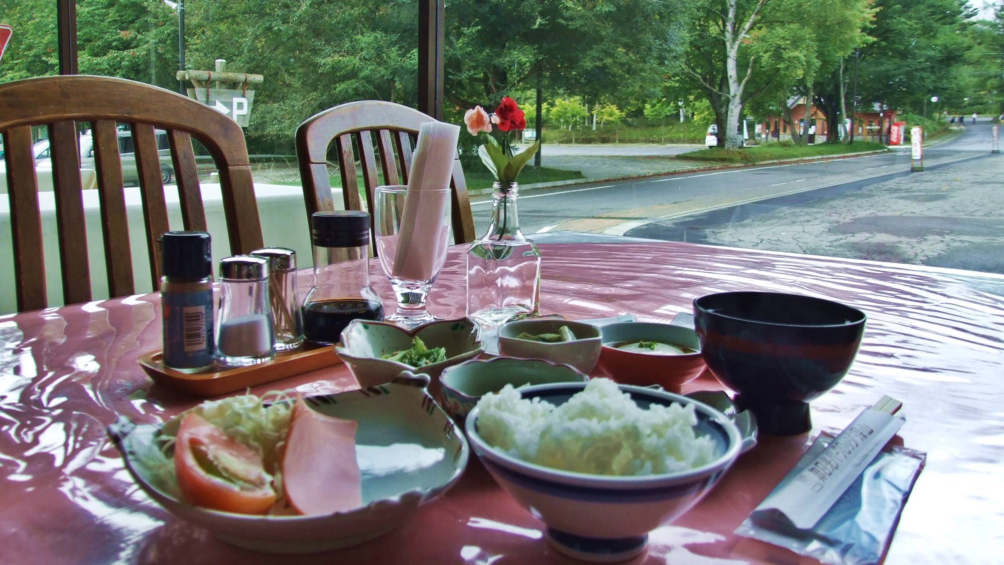 *朝食一例/大きな窓がある開放的なレストラン。自然を思いっきり感じながら、お食事をお楽しみください。