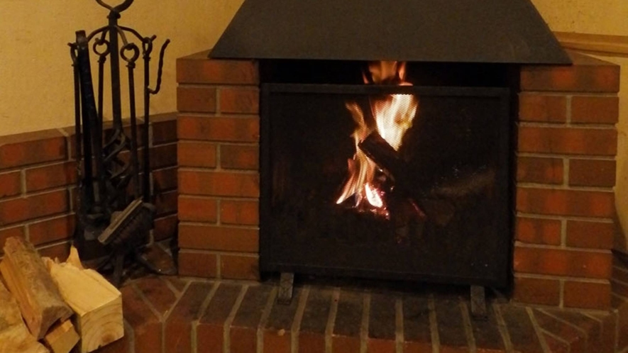 *レストラン/寒い冬は、あたたかい薪の暖炉でごゆっくりと温まってください。