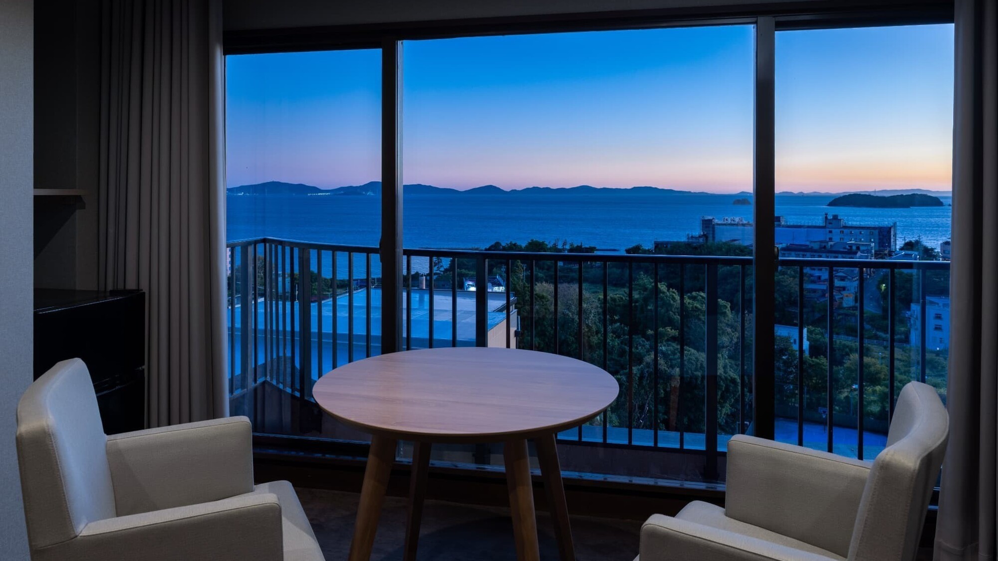 部屋からの景色・夕方(三河湾)