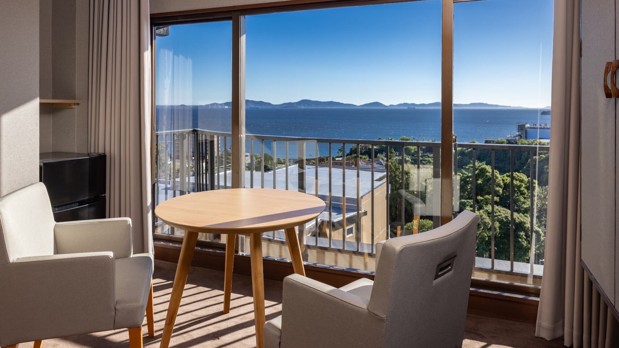 部屋からの景色・昼(三河湾)