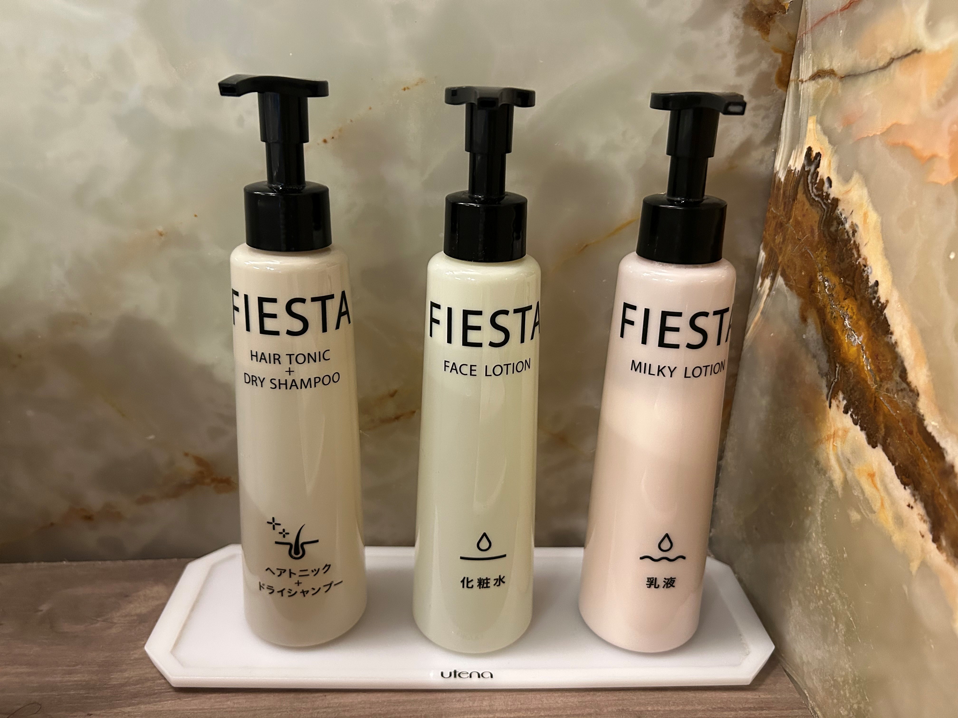 大浴場脱衣所・洗面所のアメニティ（ヘアトニック・化粧水・乳液）