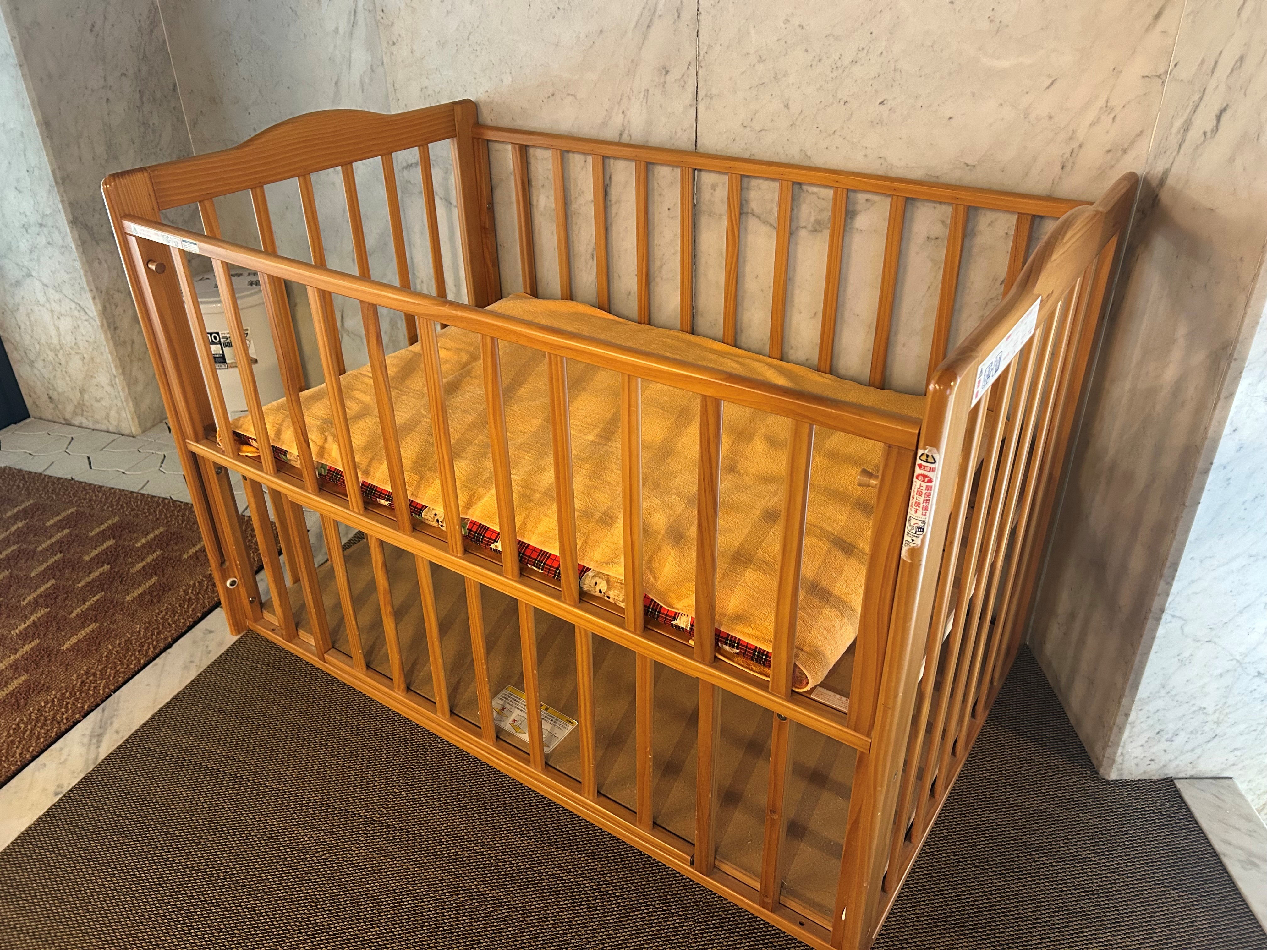 大浴場には子育て世代にうれしいベビーベッドあり！(女性大浴場・脱衣所)