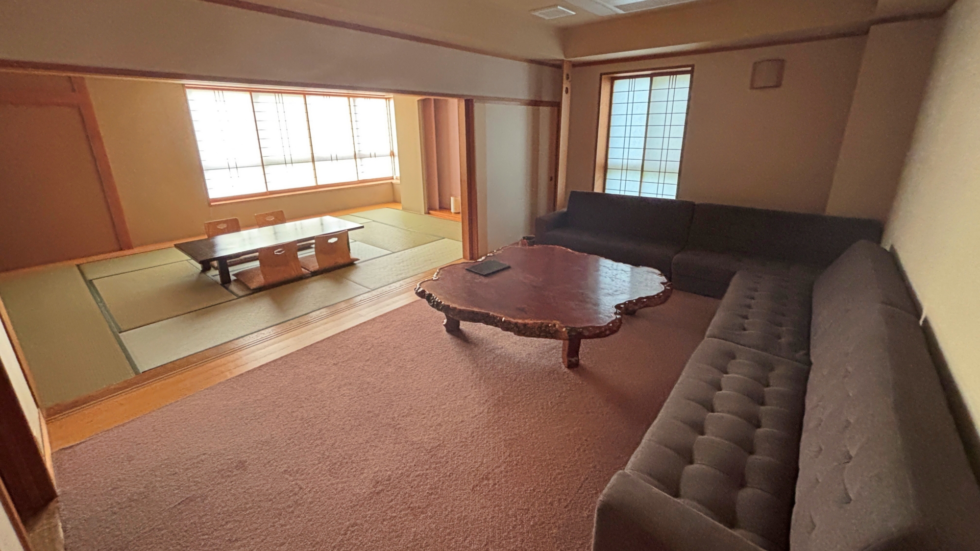 *特別室/広々とした二間の間取り。目の前に広がる雄大な日本海をご覧いただけます