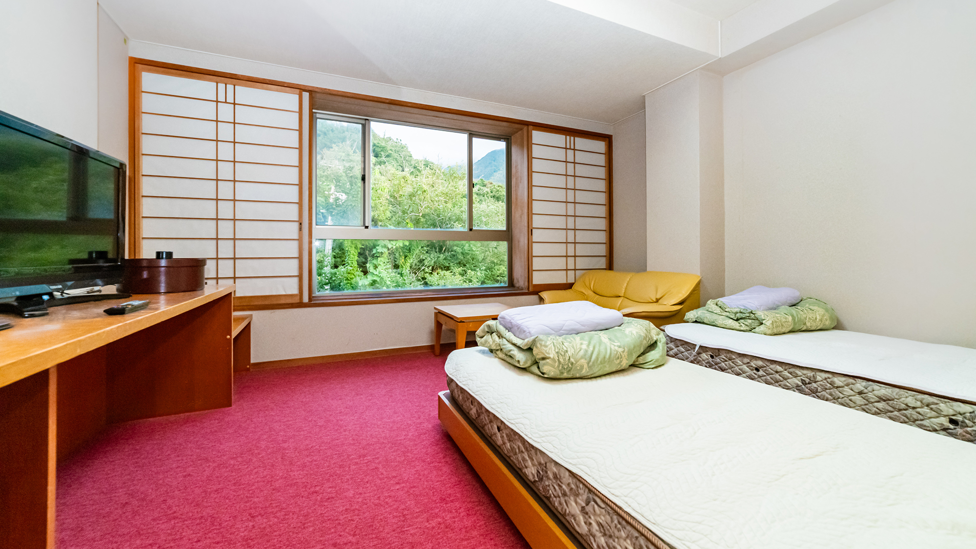 *ツインルーム/ベッド付の客室、夕日の眺望はございませんが弥彦山の豊かな事前を眺めることができます