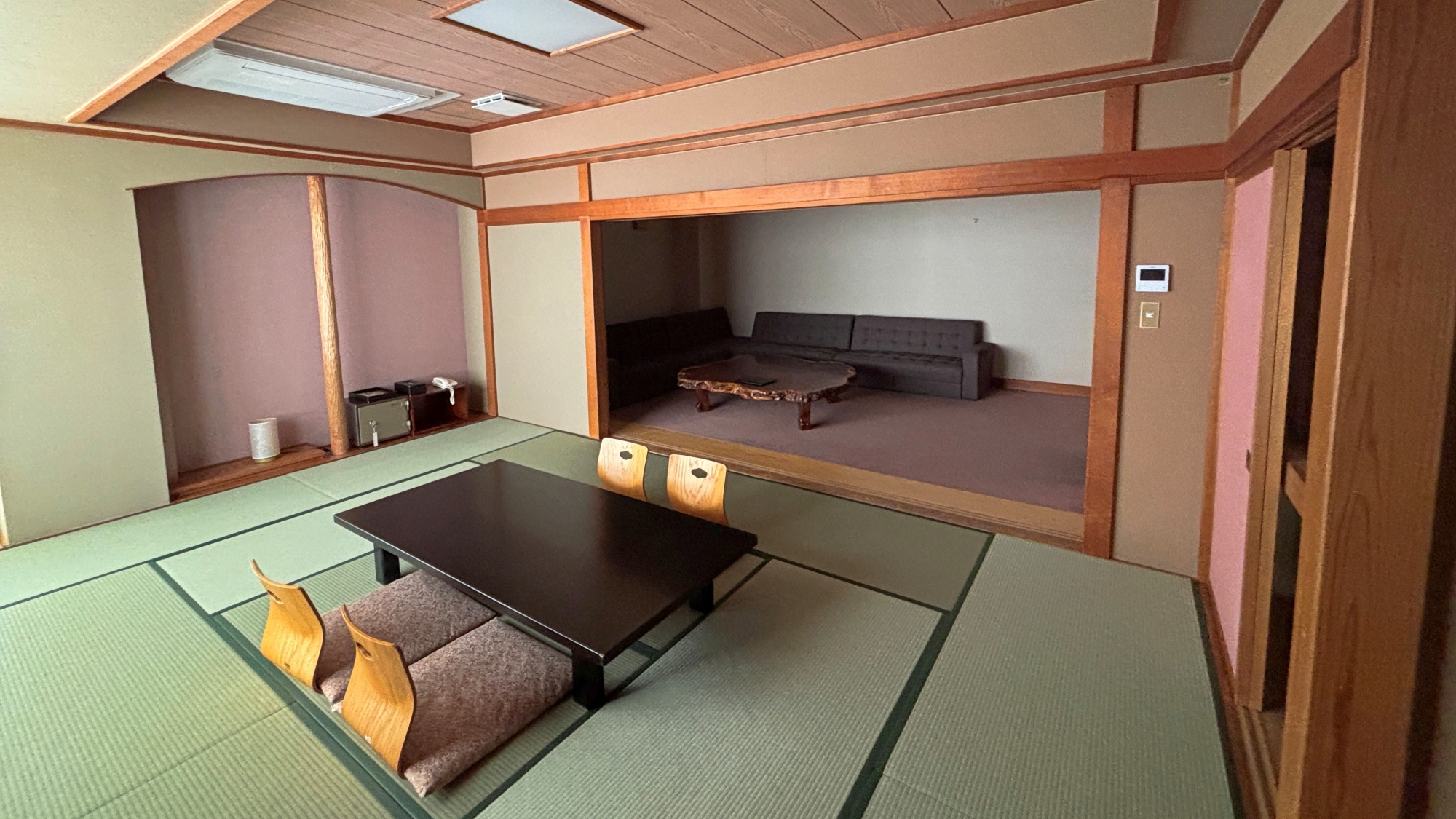 *特別室/広々とした二間の間取り。目の前に広がる雄大な日本海をご覧いただけます