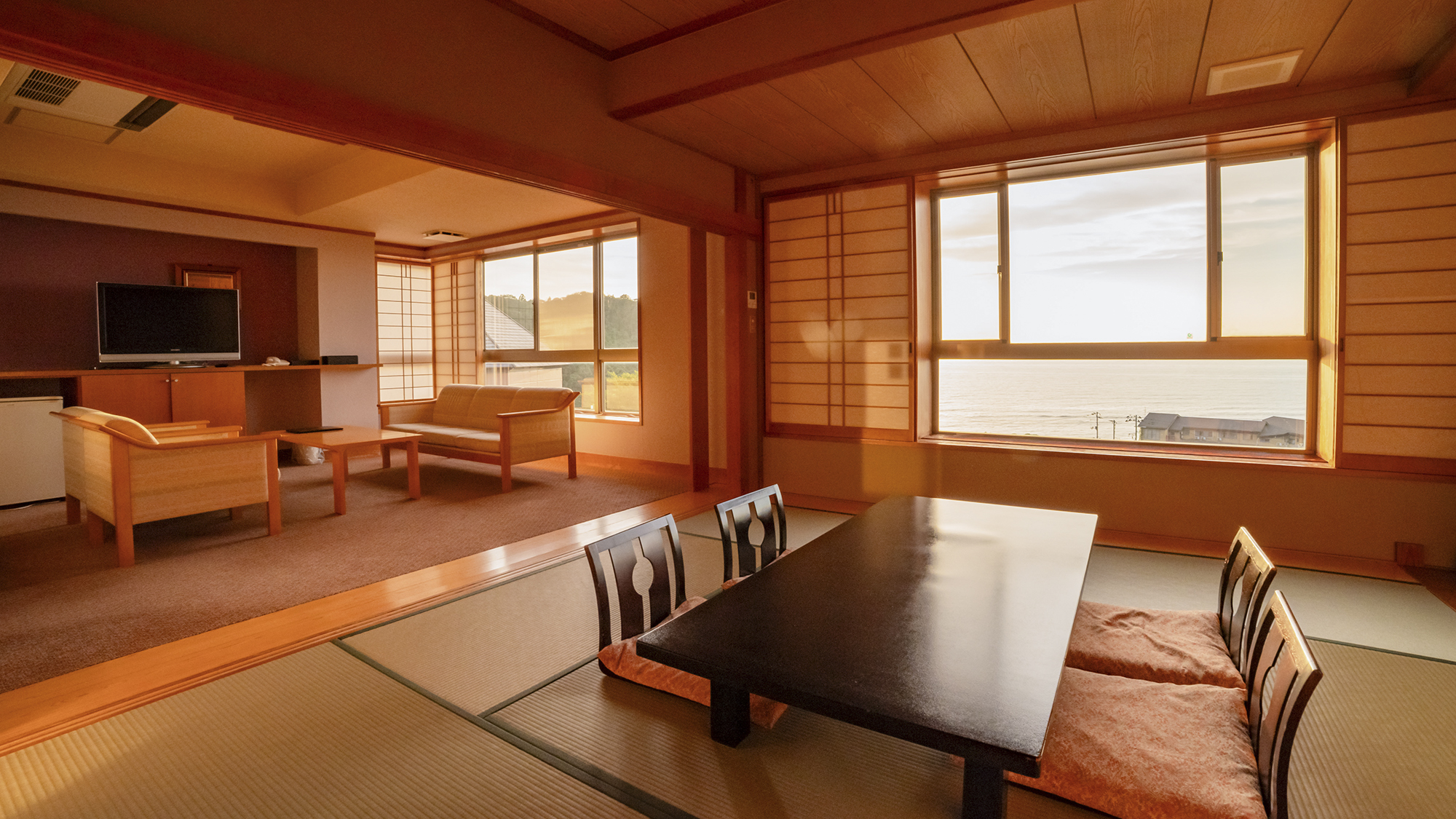 *特別室301/夕日が沈む時間になると客室全体も美しく染まります