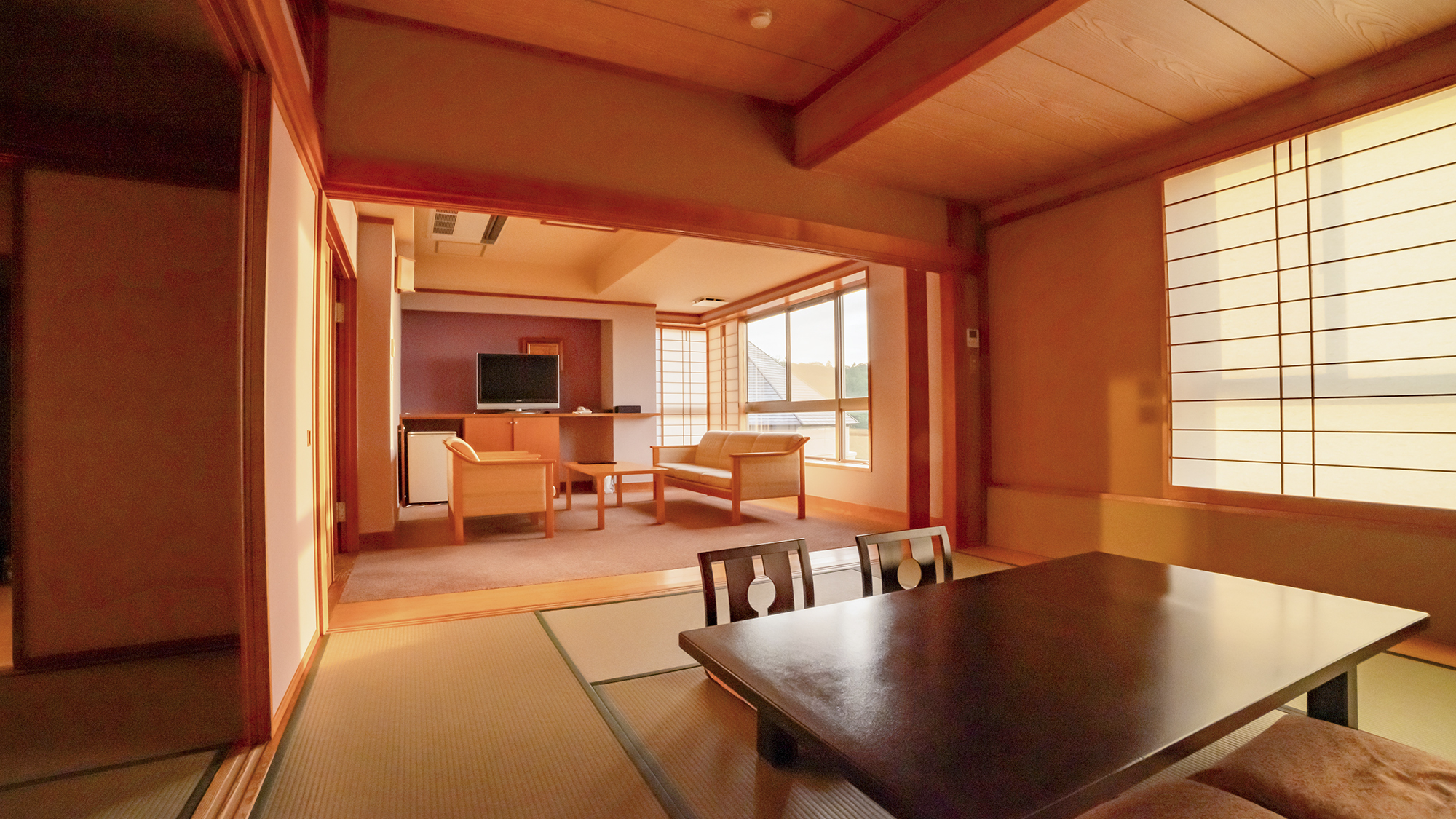 *特別室301/夕日が沈む時間になると客室全体も美しく染まります