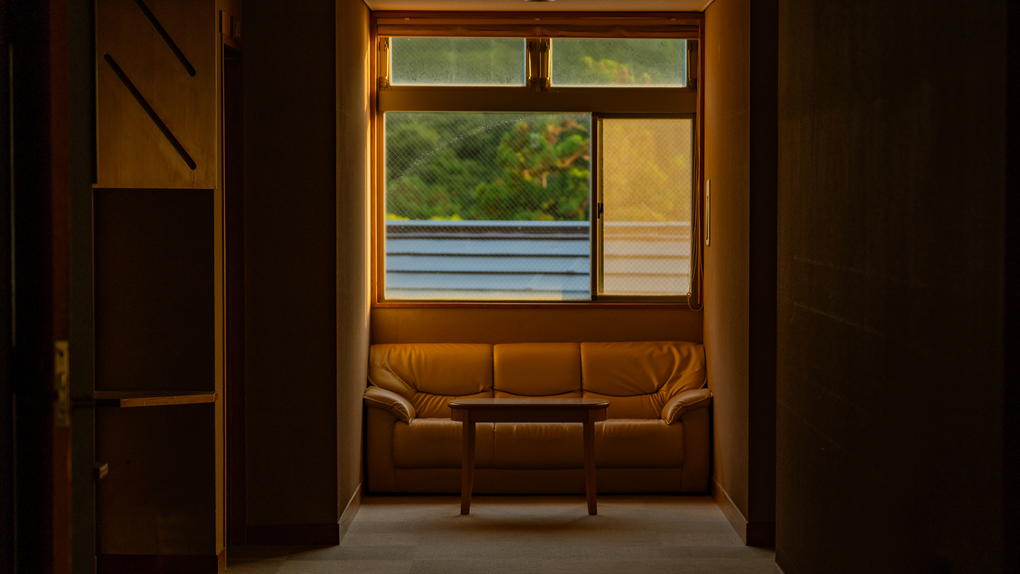 *夕日が美しい日は客室だけでなく、館内全体が幻想的な雰囲気に包まれます