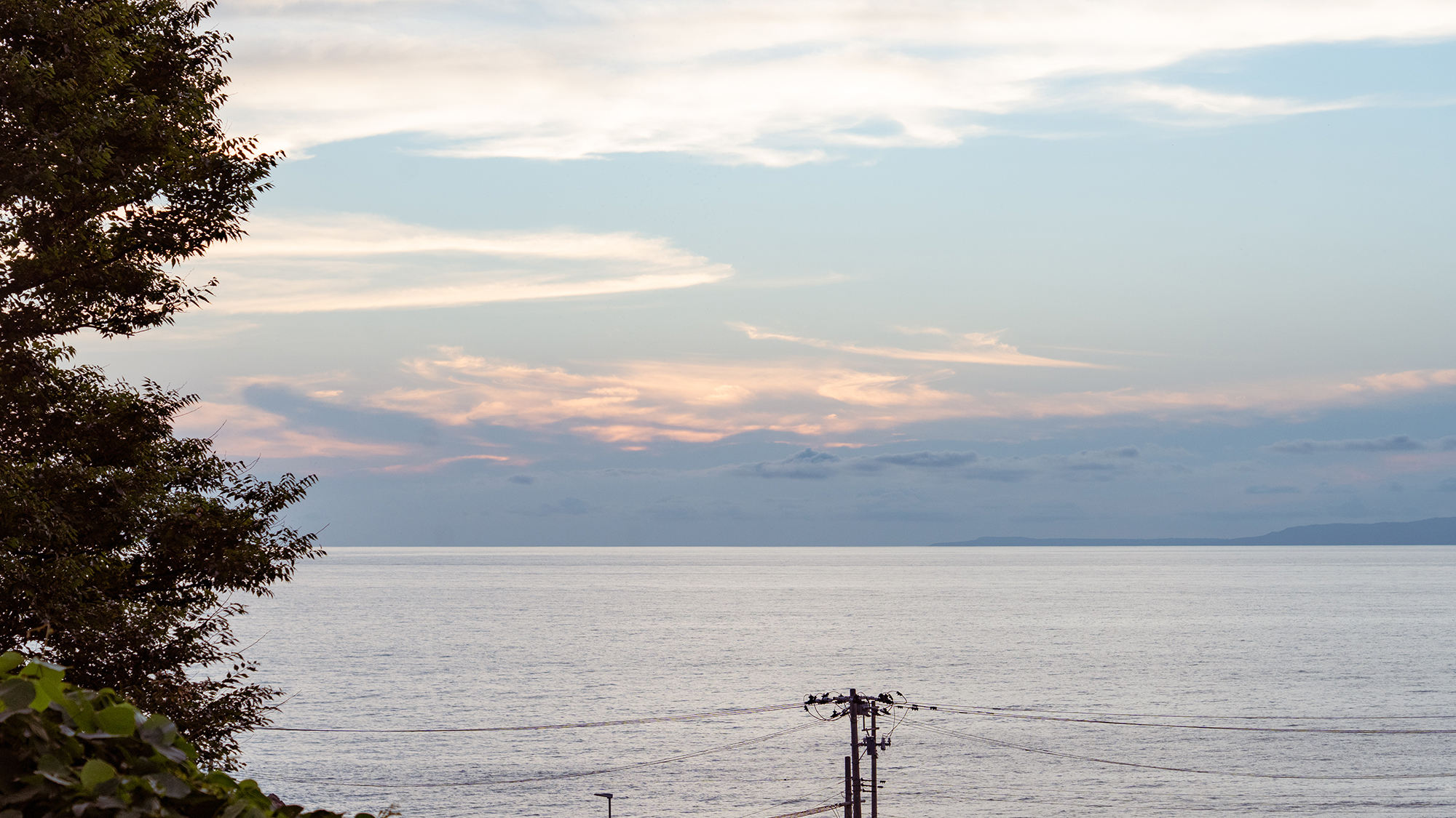 *雲の形は千差万別、その日だけの雲と夕日のコントラストをお楽しみください