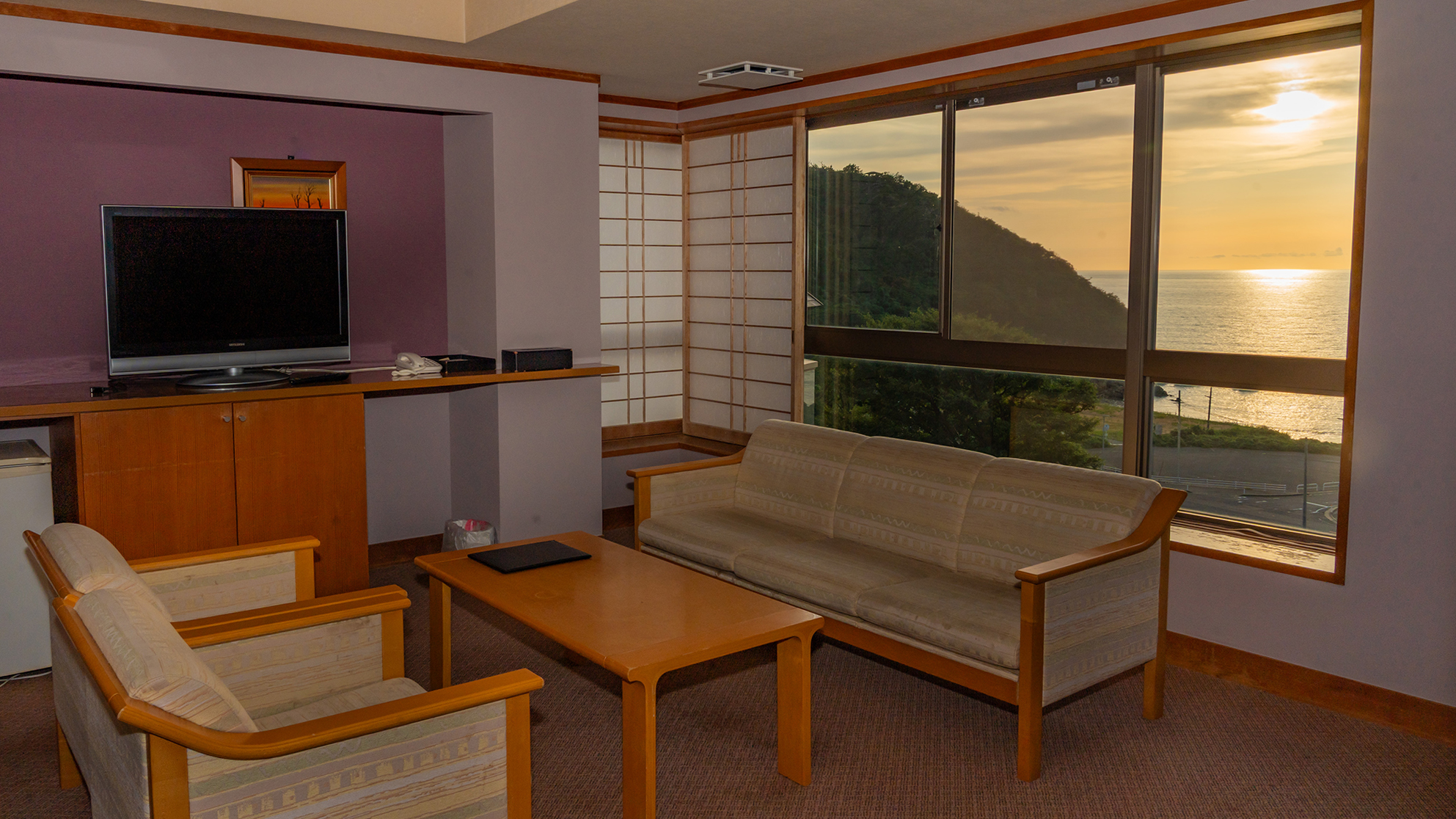 *特別室301/大きな窓から望む美しい夕日をお楽しみください