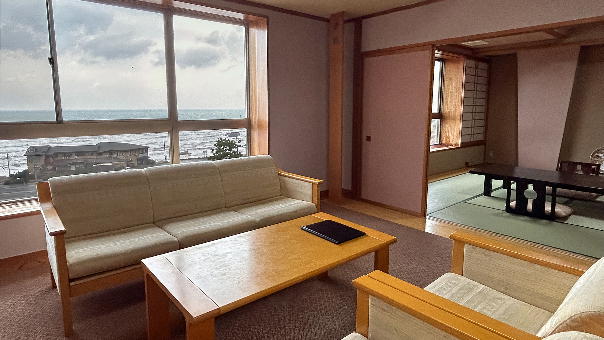 *特別室301/大きな窓から望む日本海は絶景です