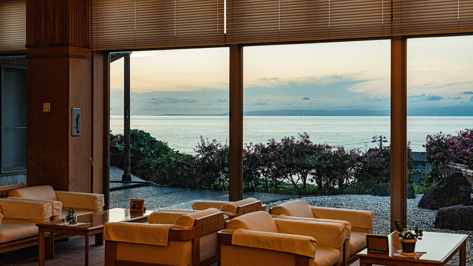 *ロビーラウンジ「松風」/大きな窓からは絶景を望むことができます