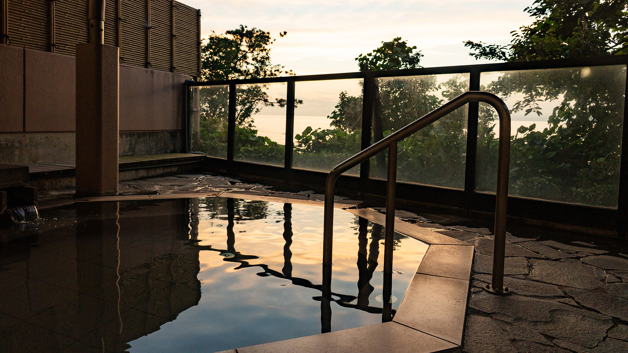 *大浴場/日本海を望む露天風呂、自慢の天然露天風呂と共に日本海を望む絶景をお楽しみください