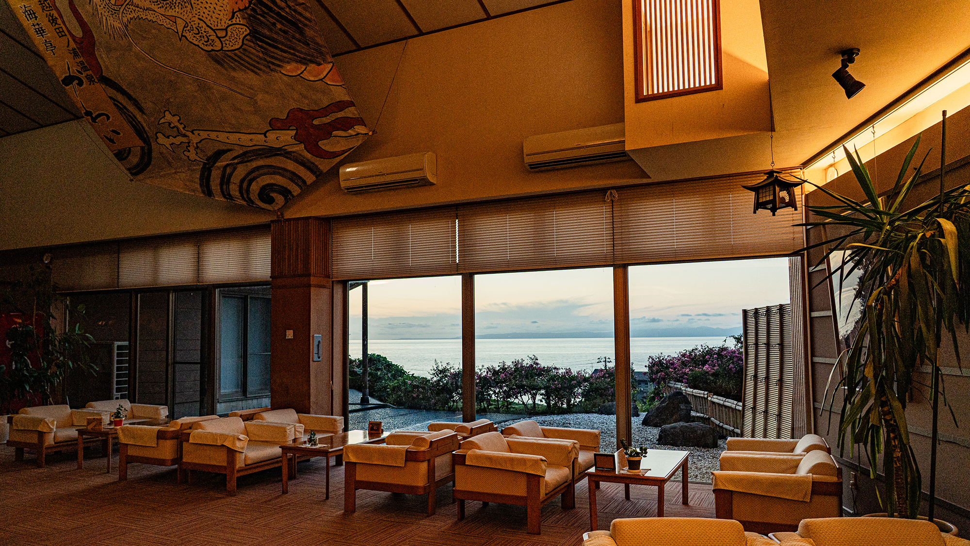 *ロビーラウンジ「松風」/頭上には身長よりも大きな凧が、ぜひお立ち寄りの際はご覧ください