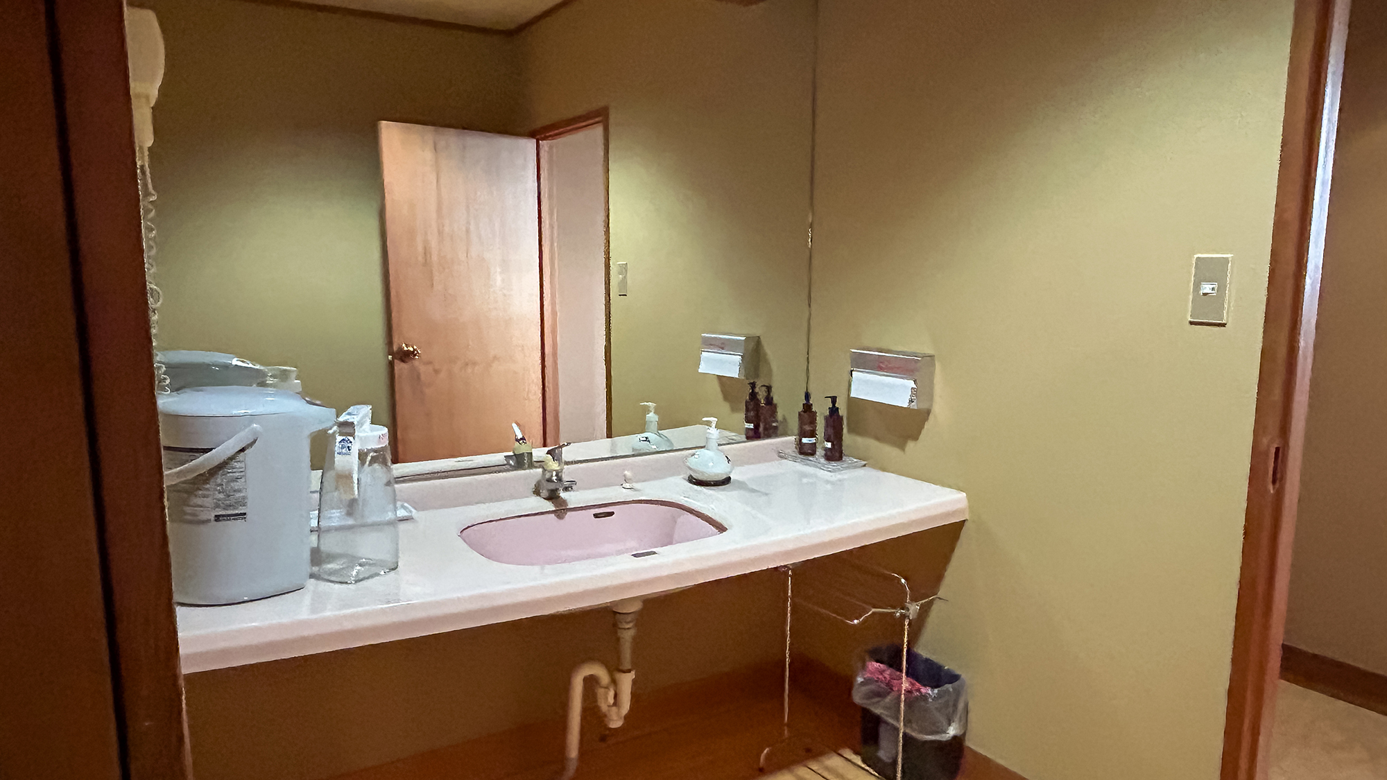 *特別室301/大きな鏡の洗面所、実は密かにフォトスポットになっているとか！