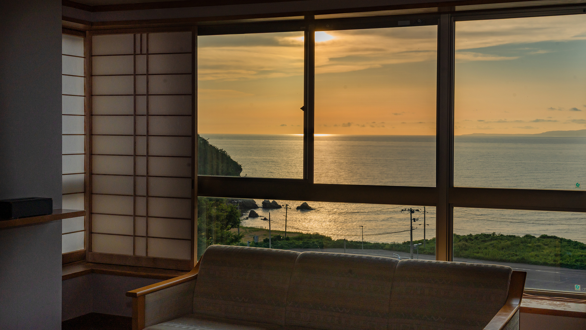 *特別室301/大きな窓から望む美しい夕日をお楽しみください