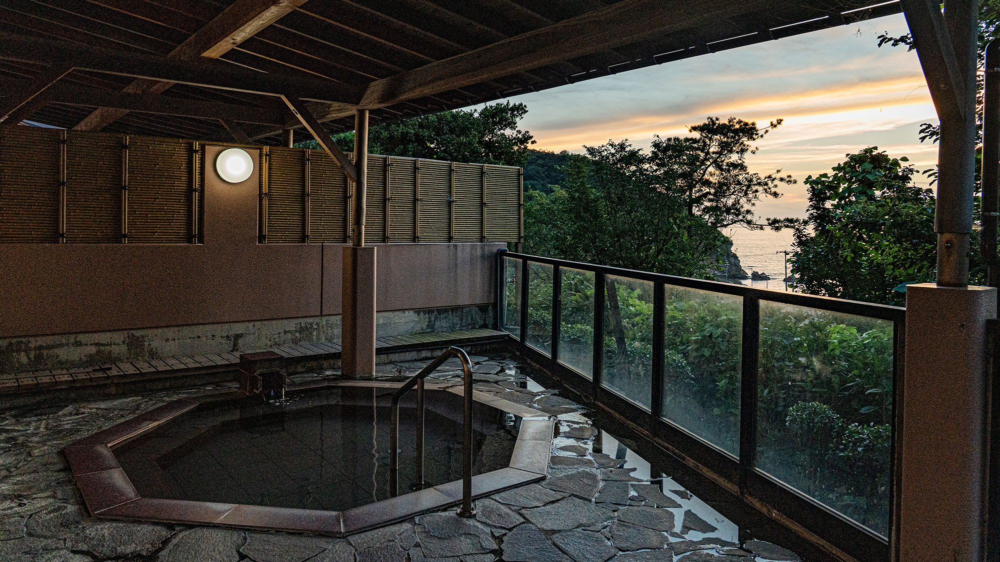 *大浴場/日本海を望む露天風呂、自慢の天然露天風呂と共に日本海を望む絶景をお楽しみください