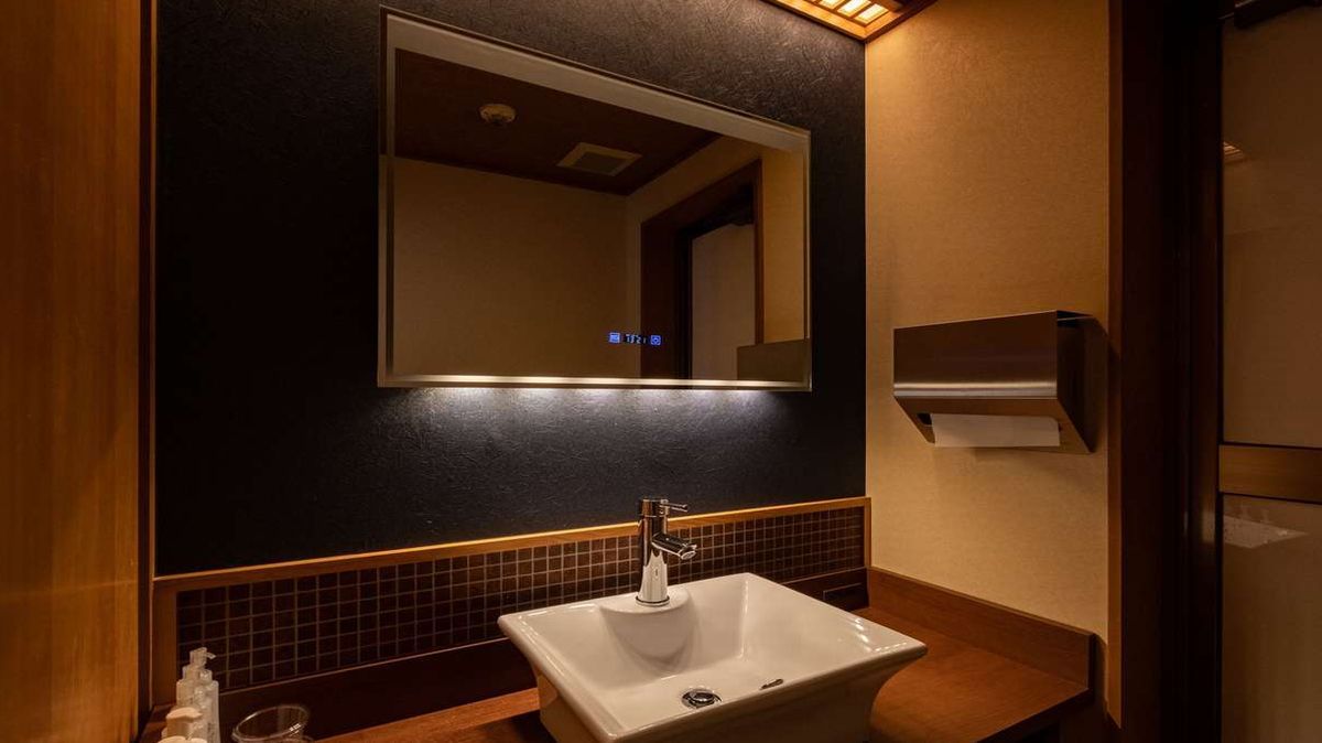 全3室色合いが異なる洗面ルームのミラー