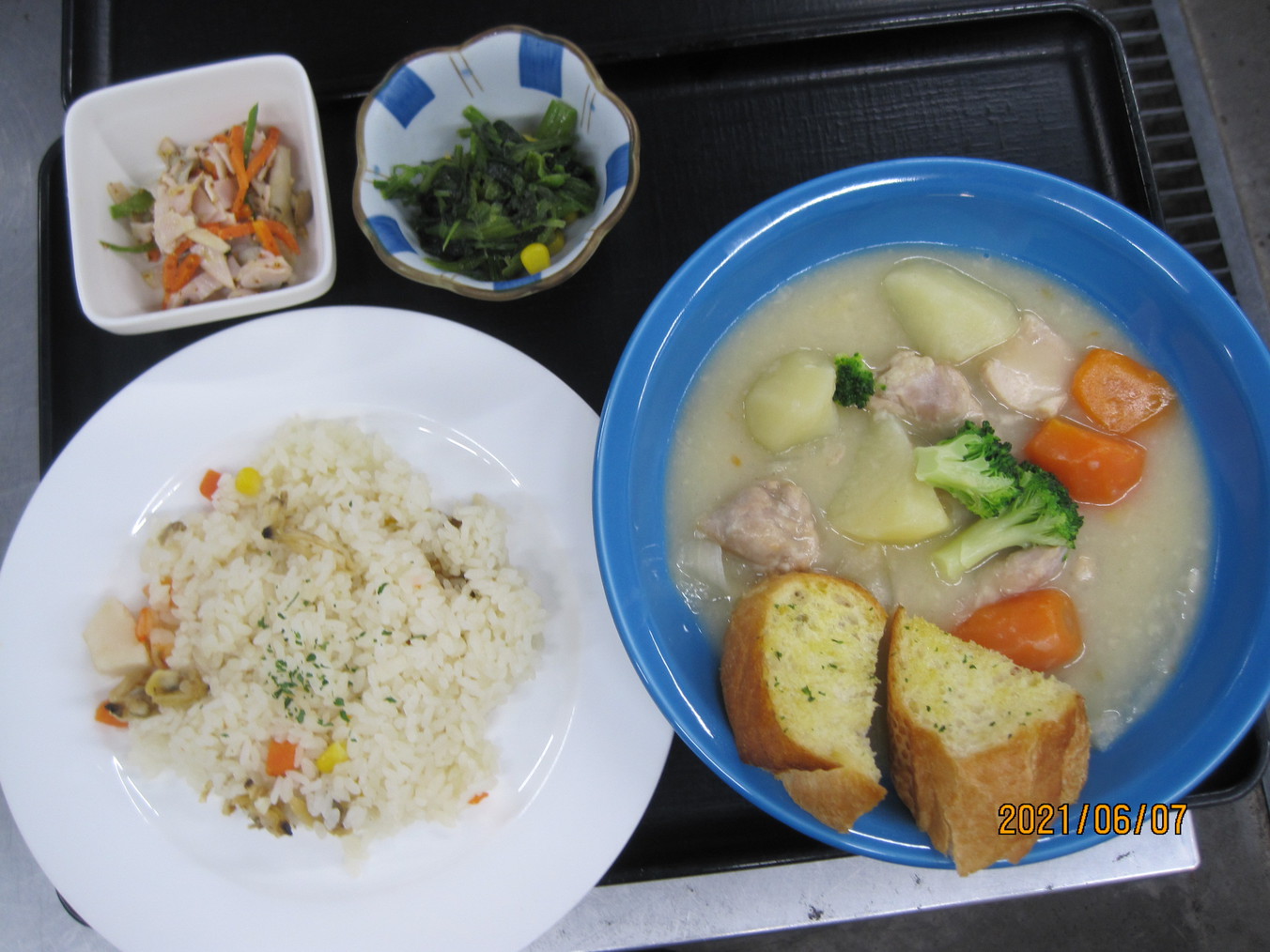 【無料】夕食日替わり定食＆朝食バイキング2食付