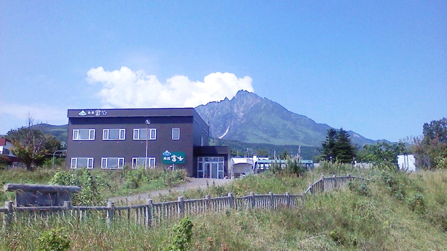 *外観/背景には万年雪を残す秀峰「利尻富士」の絶景が！