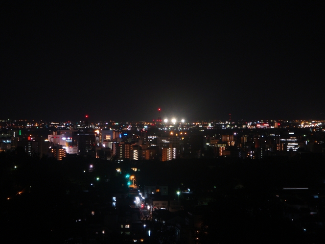 【客室からの夜景】善光寺を取り巻く長野市の展望を、心ゆくまでゆっくりとお楽しみいただけます。