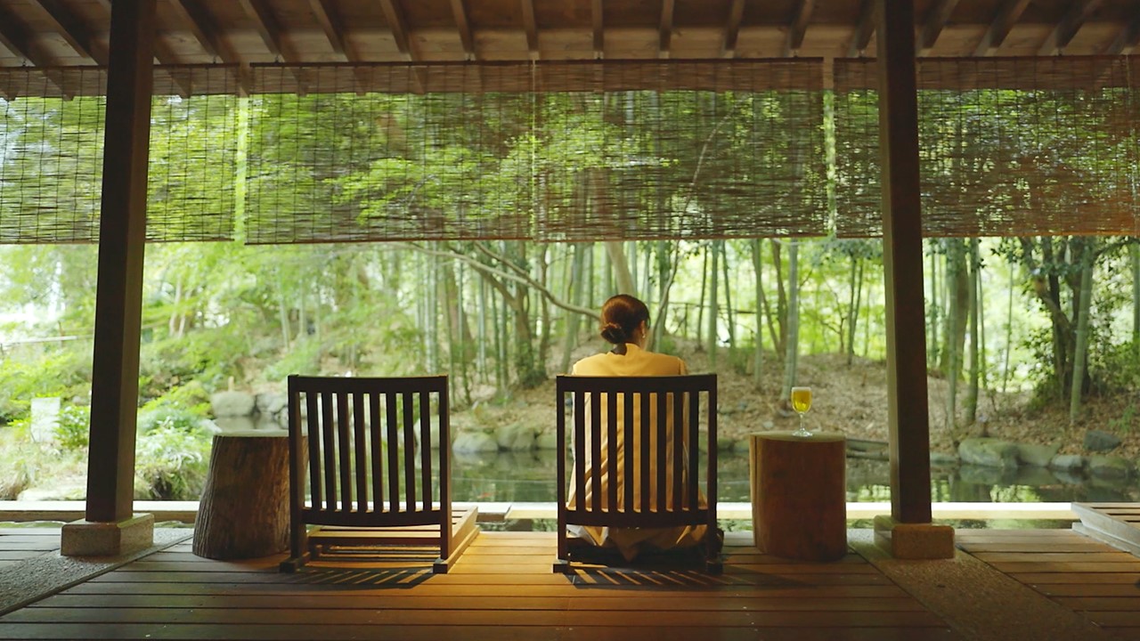 松林をわたる風の音、自然庭園にそそぐ陽光、 野鳥のさえずり&hellip;そのすべてが心を癒す大自然の恵  松林を渡るさわやかな風を感じながら、足湯に浸かり乾いた喉を天然水で潤せば、体の外側と内側から心身がリフレッシュされます。 生ビールやワイン等のフリードリンクもございます。