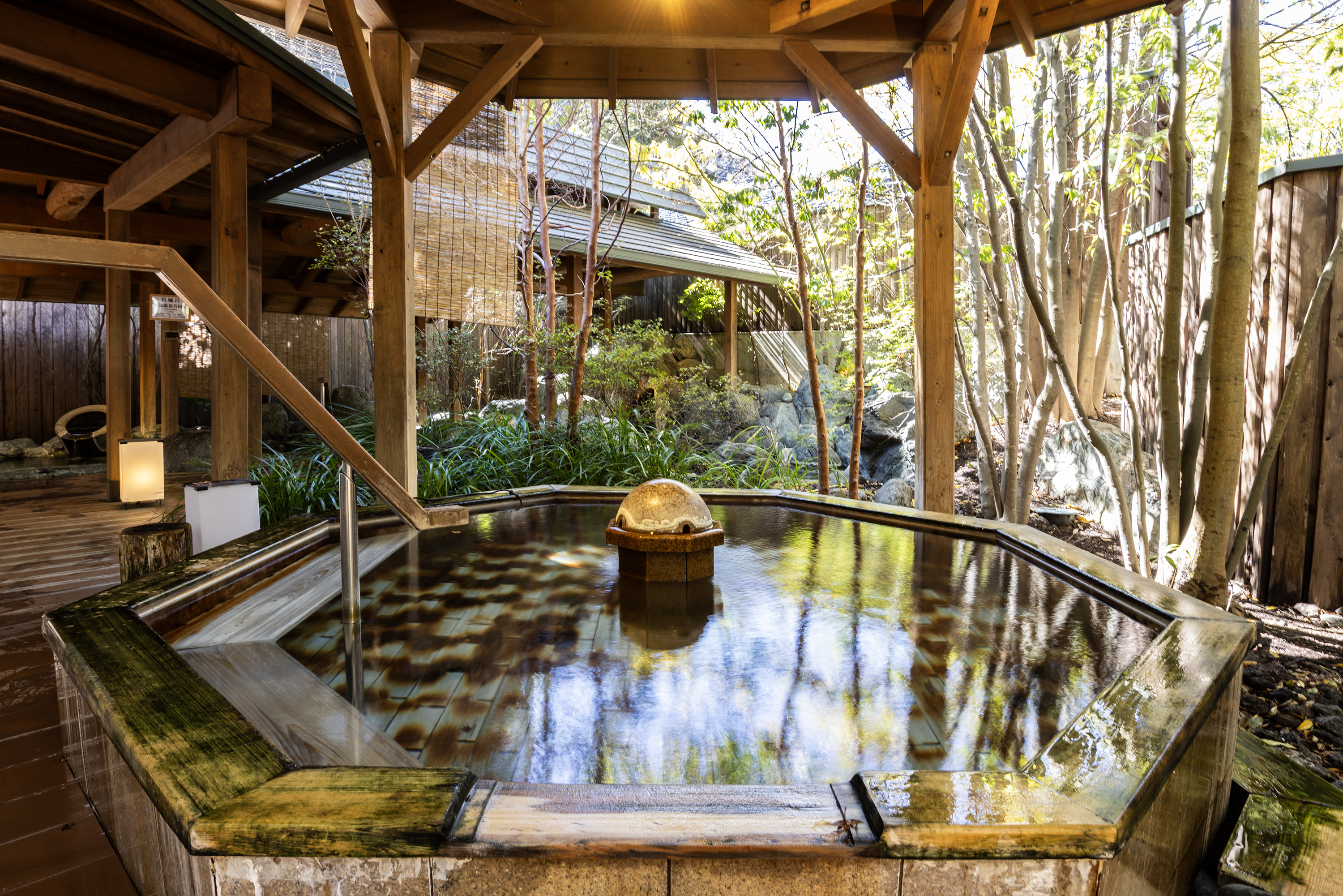 松ぼっくりの湯　八角檜風呂