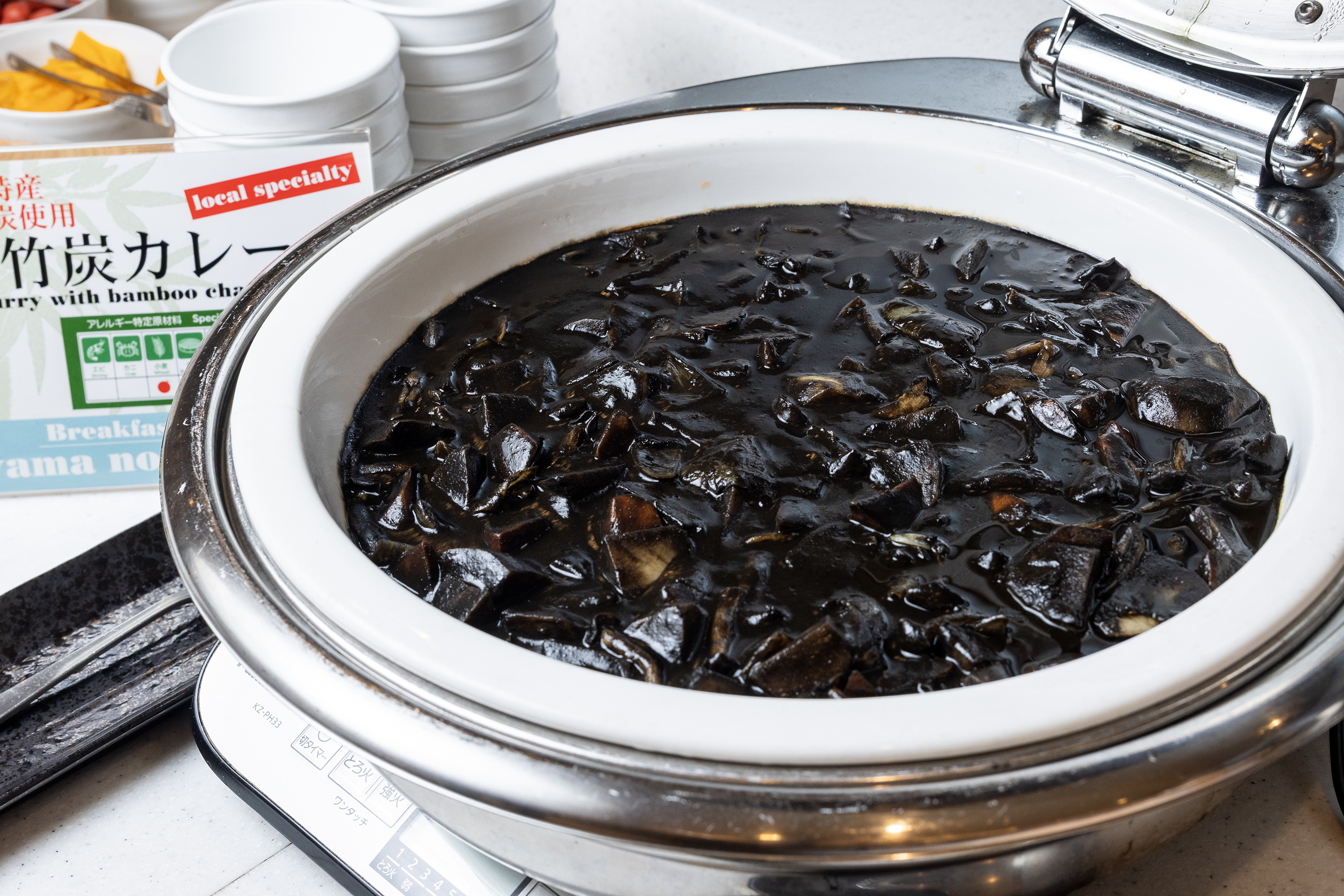 見た目は真っ黒、味は絶品！下部温泉の新名物・竹炭カレー