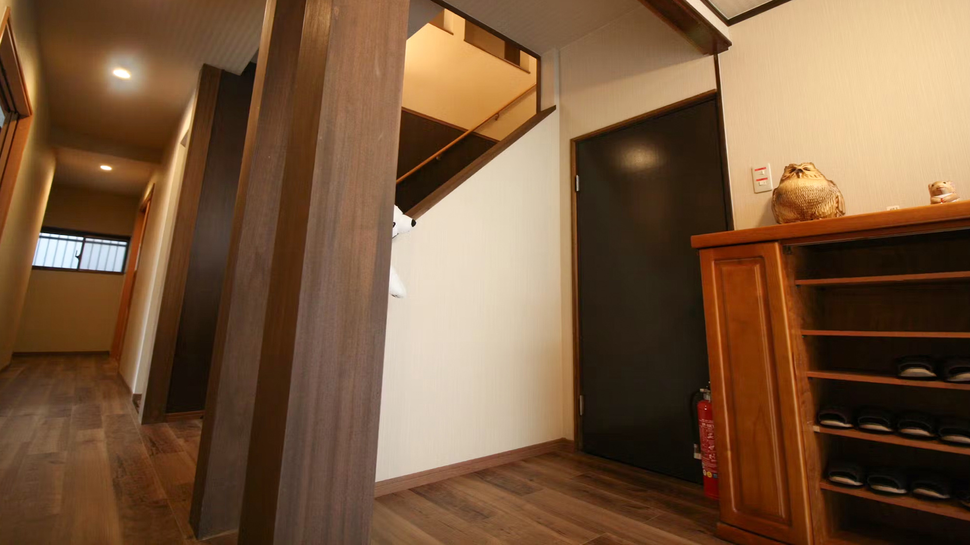 ・【別館 玄関】ゲストハウススタイルの別館。家に帰ってきたような居心地の良さが魅力です