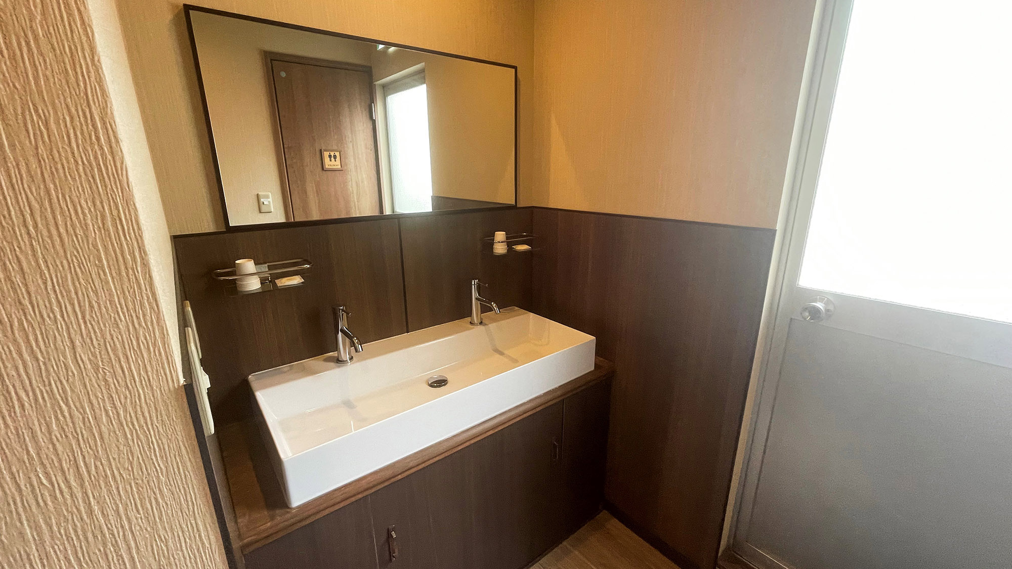 ・【共用洗面所】洗面所は2名でご利用可能です。混雑時にはご宿泊者様同士譲り合ってご利用ください