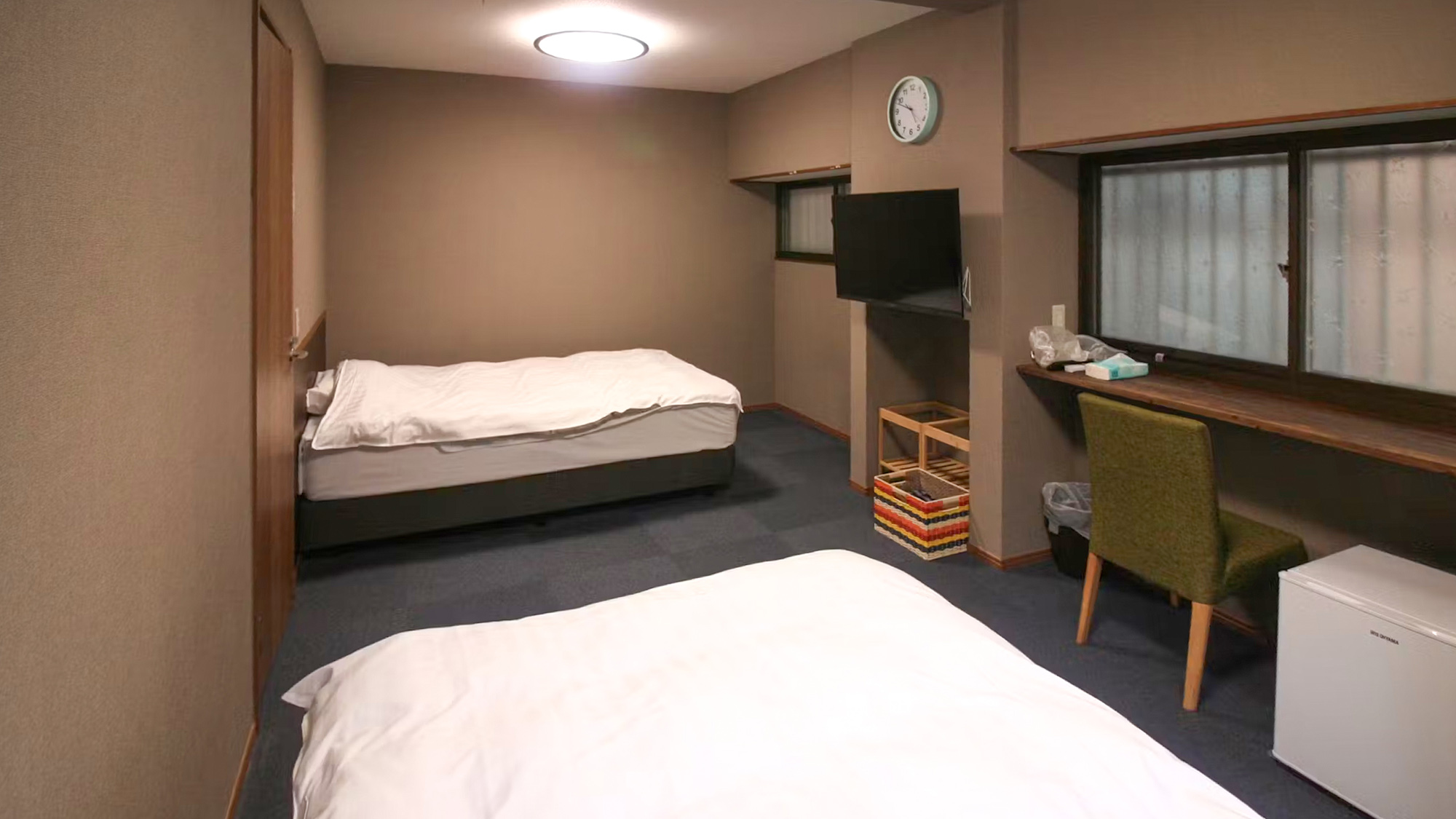 ・【別館 ツイン】冷蔵庫、TVを備えた部屋。共有でシャワー、トイレ、洗面台、簡易キッチンが使用可能