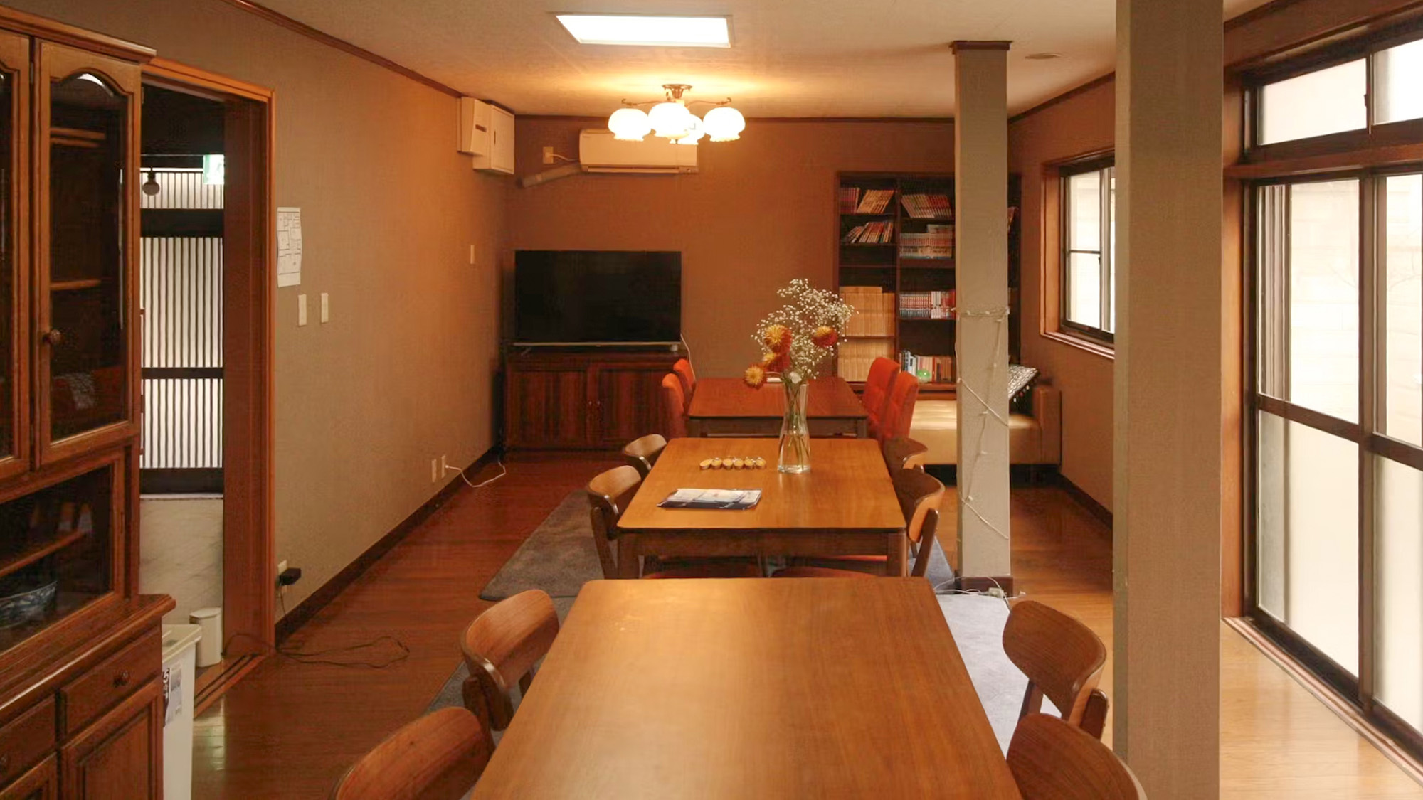 ・【別館 リビング】大人数での滞在に便利な広々としたリビング。団らんのひとときをお過ごしください