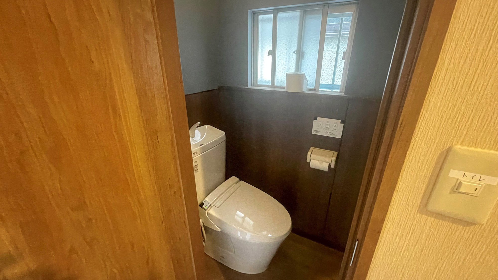 ・【共用トイレ】温水洗浄機能付きの共用トイレは、清潔感抜群で快適にご利用いただけます