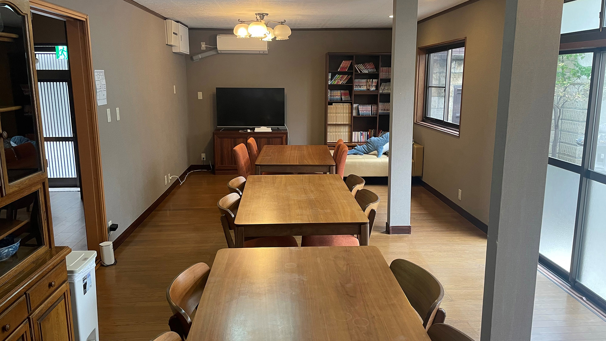 ・【共用リビング】お食事したり漫画を読んだりと、お好きにお過ごしいただけるスペースです