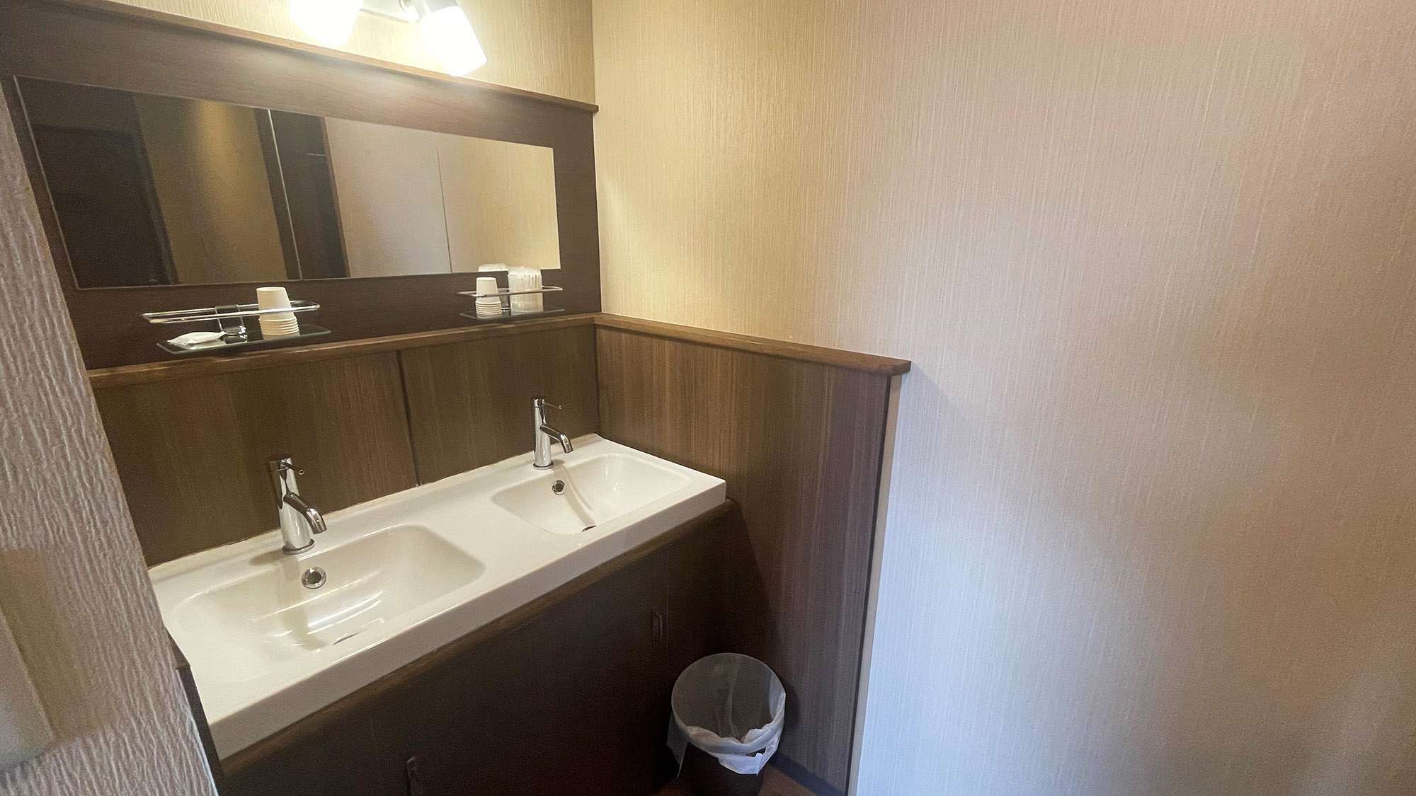 ・【共用洗面所】洗面所には紙コップの用意もございます。鏡上にはライトがあり快適にご利用いただきます