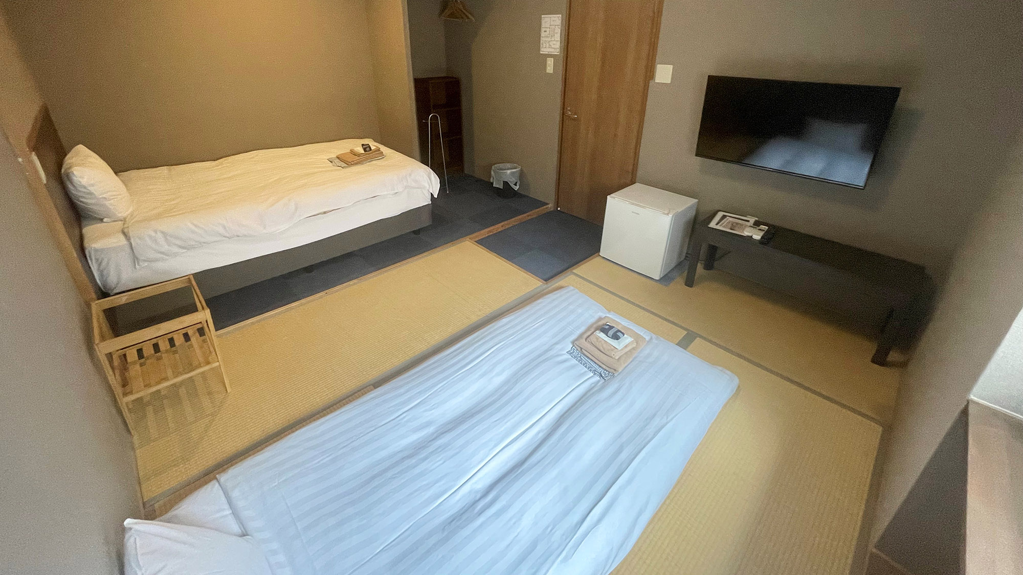 ・【別館和洋室】ベッド1台と布団1組をご用意。珍しいタイプのお部屋でゆったりとお寛ぎください