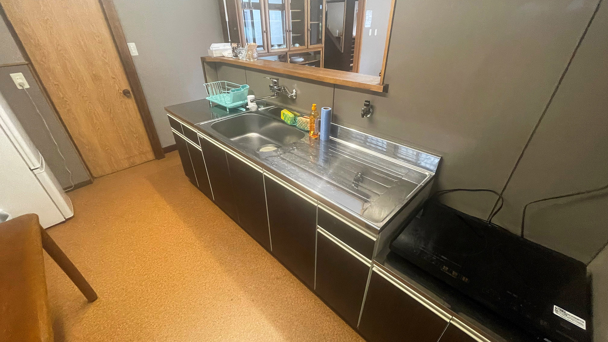 ・【共用キッチン】複数人での利用も可能なゆとりあるサイズのキッチン。長期滞在や連泊には嬉しい設備です