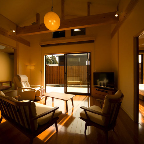 【竹草之聲/客房】寬敞的客廳（帶按摩椅），天花板很高，6張榻榻米可以俯瞰花園