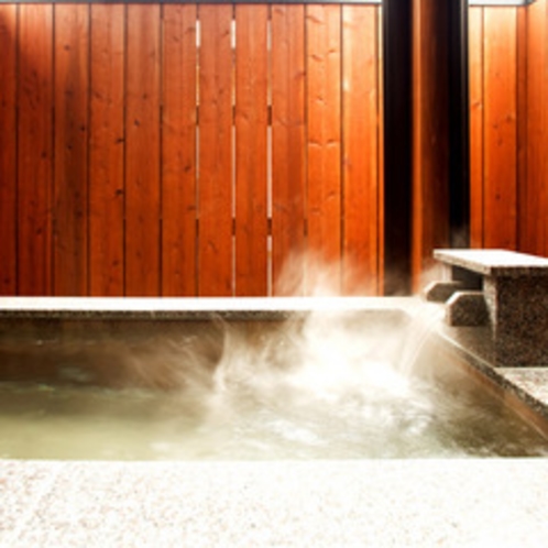 【竹の音・露天風呂】洗い場は冬でも暖かい床暖房。ゆったりと入れる大理石の浴槽