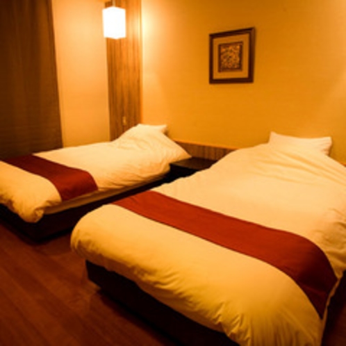 【笹の音・ベッドルーム】リビングに繋がるゆったりとした清潔感のあるツインベッド