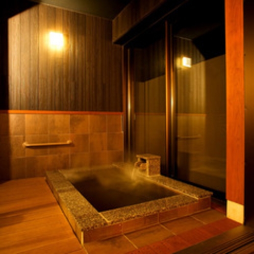 【笹の音・露天風呂】ゆったりと入れる大理石の浴槽