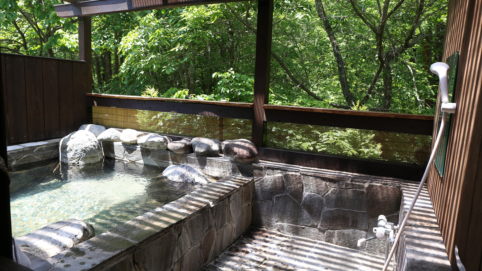 軽井沢の緑に囲まれた貸切露天風呂　