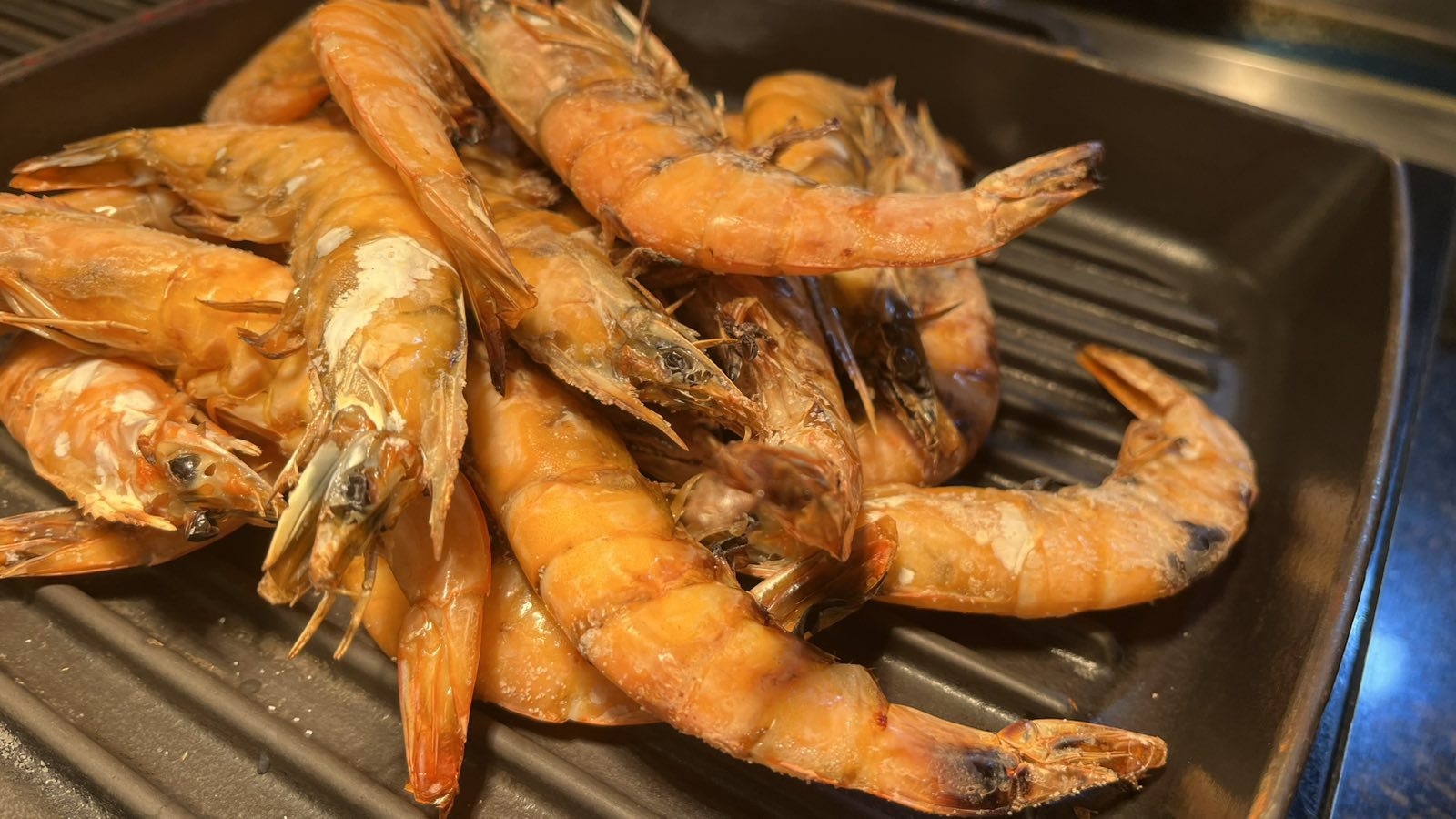 ビュッフェ会場でフリーフロー（飲み放題）！北海道産食材を使った約100種類の北海道ビュッフェを堪能