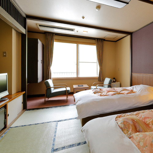 [Japanese style twin room] A bed is installed in the tatami room. With toilet & shower booth