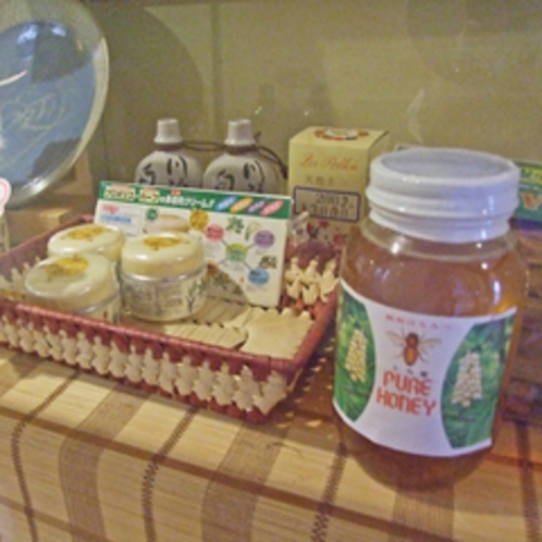*【ハチミツ商品】6月になると、手作りの蜂蜜を使ったデザートなどをお出しします。
