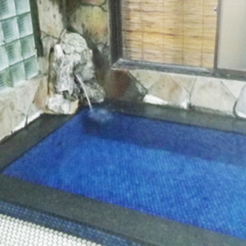 *【温泉②】こちらは大きめの風呂タイプです。源泉かけ流しでお楽しみいただけます。
