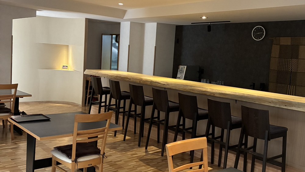 新しく生まれ変わった上質な食事処。温かみのある灯りに包まれ、大切な人と語らうひとときを。