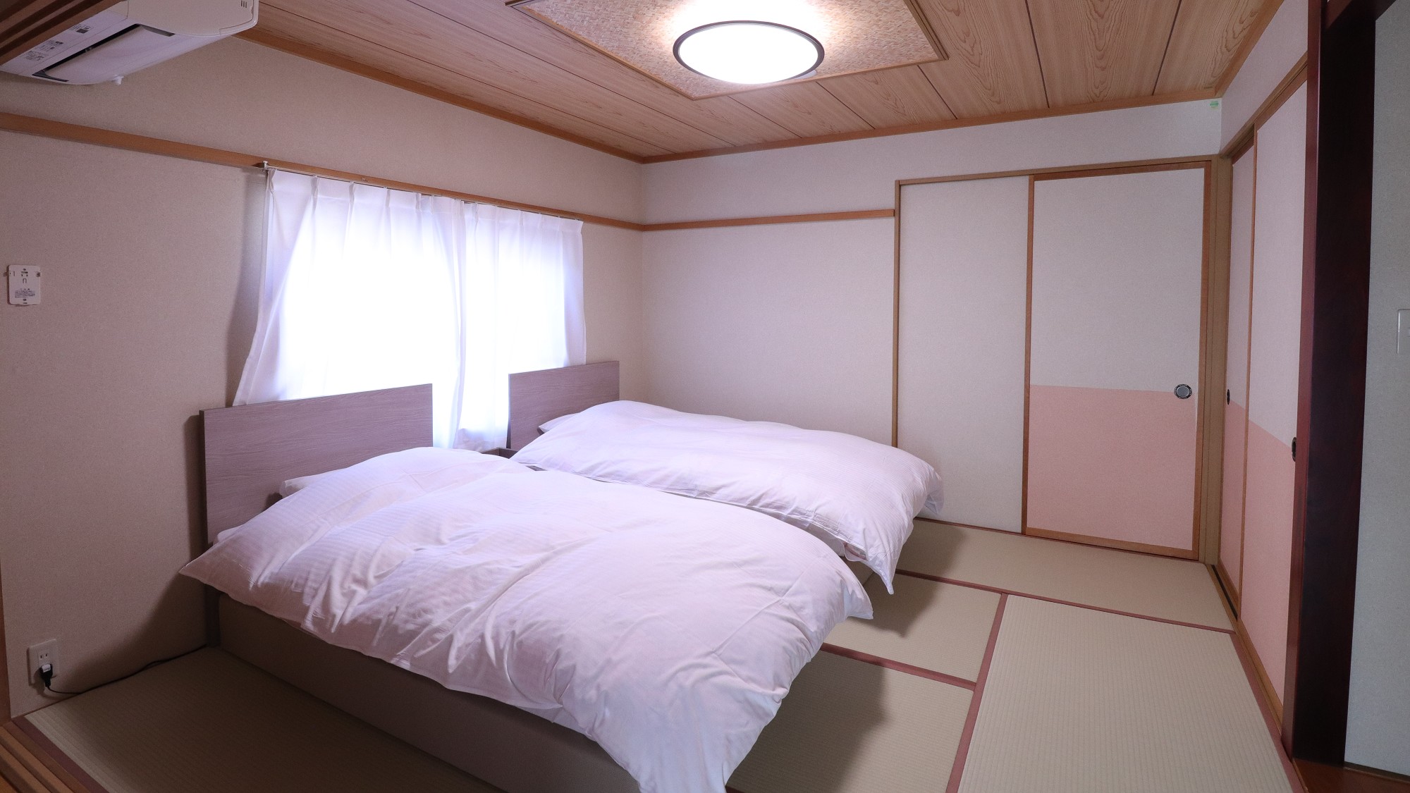【和室８畳・ツインベッド　広縁付】南向きの明るいお部屋です。